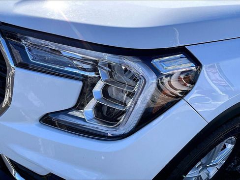 Used 2024 GMC Terrain SLE image 24