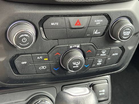 Used 2023 Jeep Renegade Latitude AWD/4WD image 27