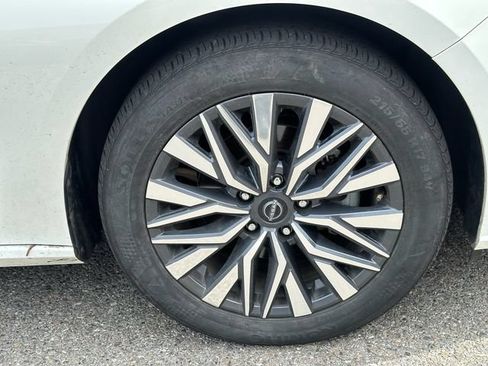 Used 2025 Nissan Altima 2.5 SV FWD image 14