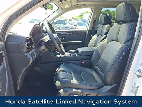Used 2025 Honda Pilot Touring image 2