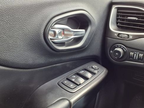 Used 2020 Jeep Cherokee Trailhawk w/ Cold Weather Group AWD/4WD image 19