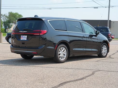 Used 2024 Chrysler Pacifica Touring-L FWD image 3
