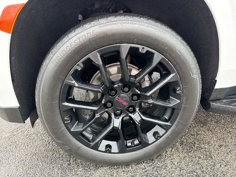 Used 2024 GMC Yukon SLE w/ Gmc Pro Safety Plus Package image 18