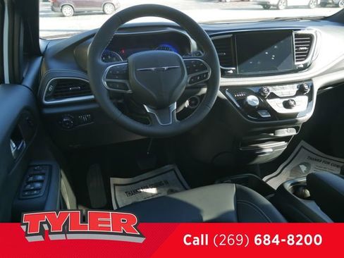 New 2026 Chrysler Pacifica Select image 43