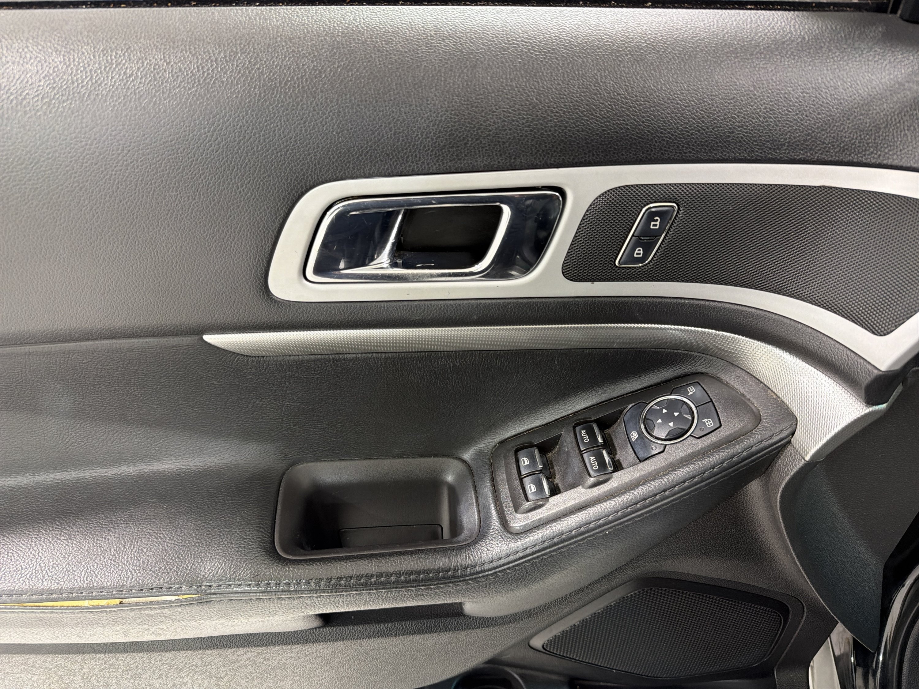 Used 2013 Ford Explorer XLT FWD image 16