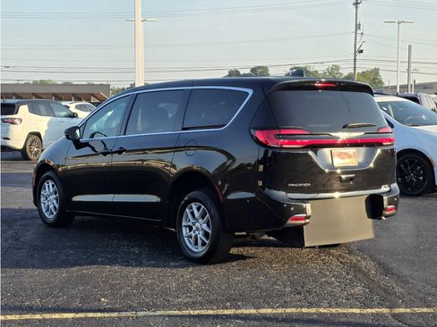 Used 2025 Chrysler Pacifica Select FWD image 12