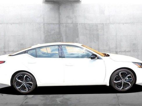Used 2025 Nissan Altima 2.5 SR w/ SR Premium Package FWD image 5