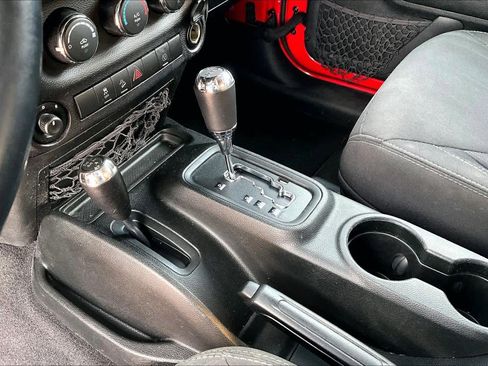 Used 2018 Jeep Wrangler Unlimited Sahara image 15