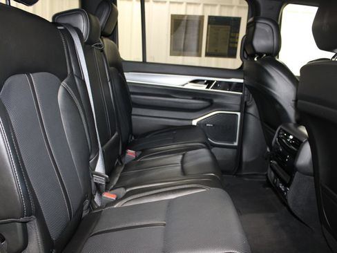 Used 2025 Jeep Wagoneer Series II w/ 8-Passenger Seating Package AWD/4WD image 29