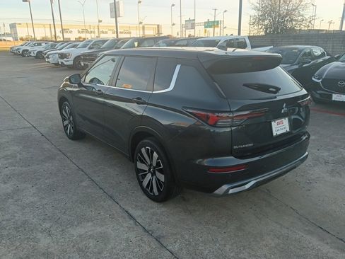 Used 2025 Mitsubishi Outlander SE image 12