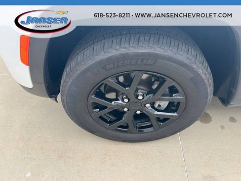 Used 2025 Jeep Grand Cherokee Altitude AWD/4WD image 32