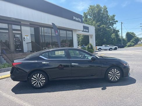 Used 2025 Nissan Altima 2.5 SV FWD image 2