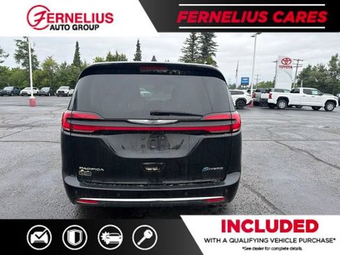 Used 2024 Chrysler Pacifica Limited FWD image 3