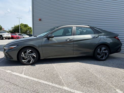 Used 2025 Hyundai Elantra SEL w/ Cargo Package FWD image 2