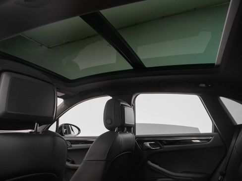 Used 2025 Porsche Macan image 40