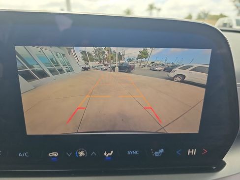 Used 2025 Chevrolet Traverse LT FWD image 25