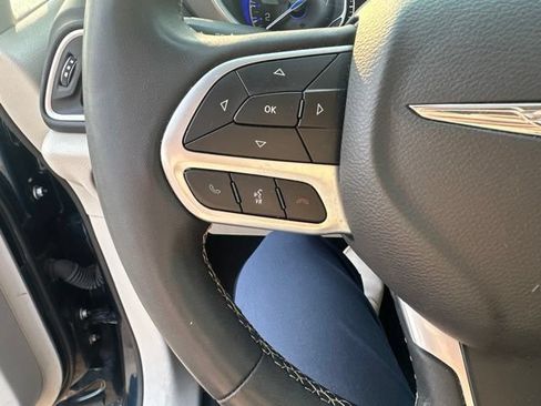 Used 2023 Chrysler Pacifica Touring-L FWD image 6