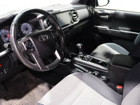 Used 2022 Toyota Tacoma TRD Sport w/ Technology Package image 11