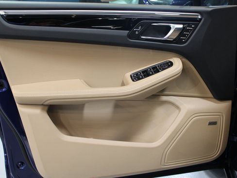 Certified 2025 Porsche Macan image 27