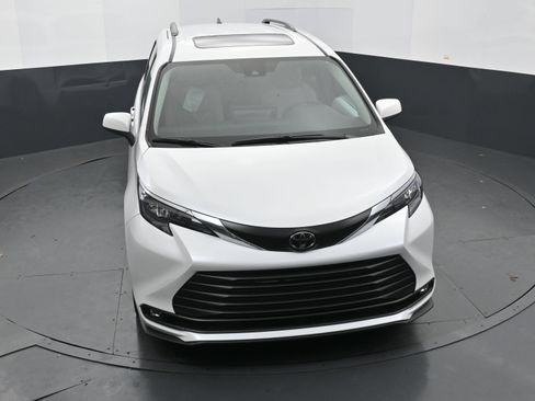 Used 2026 Toyota Sienna XLE FWD image 34