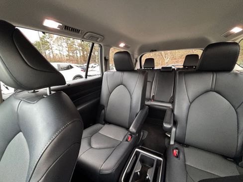 Used 2025 Toyota Grand Highlander XLE image 41