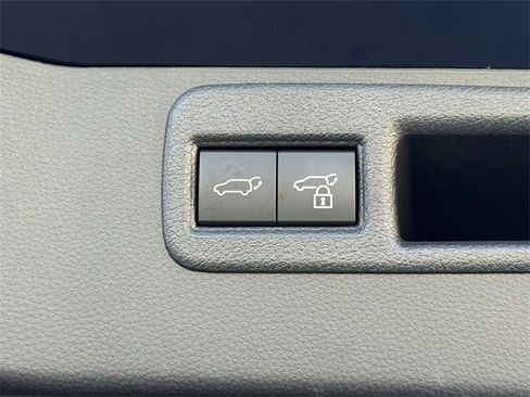 Used 2023 Toyota Venza LE image 31