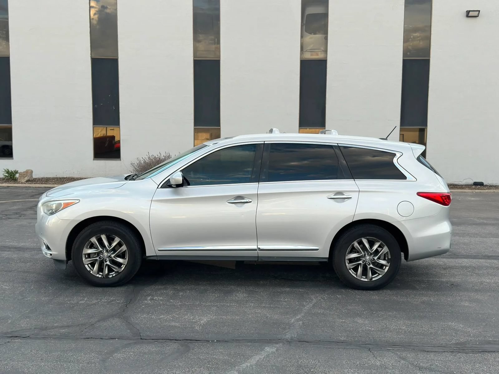 Used 2013 INFINITI JX35 AWD w/ Premium Pkg image 2