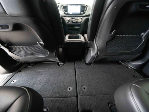 Used 2025 Chrysler Pacifica Select image 22