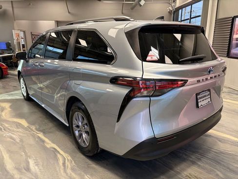 Used 2022 Toyota Sienna XLE image 36