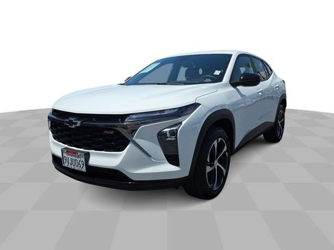 Used 2025 Chevrolet Trax RS FWD image 1