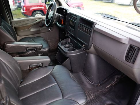Used 2004 Chevrolet Express 3500 image 10