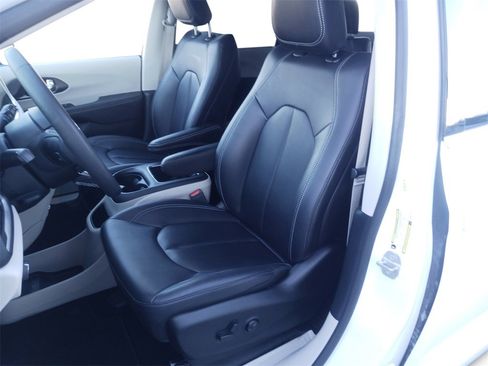 Used 2024 Chrysler Pacifica Touring-L image 26