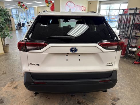Used 2021 Toyota RAV4 XLE w/ Convenience Package image 10