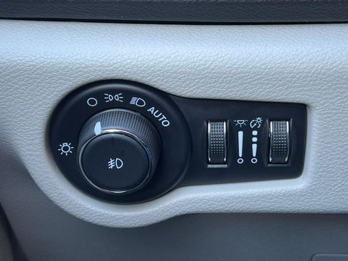 Used 2024 Chrysler Pacifica Touring-L FWD image 17