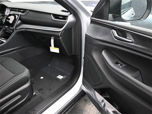 New 2025 Jeep Grand Cherokee L Laredo image 25