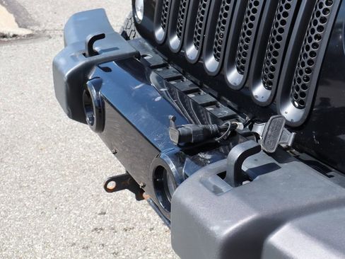 Used 2018 Jeep Wrangler Unlimited Sahara AWD/4WD image 7