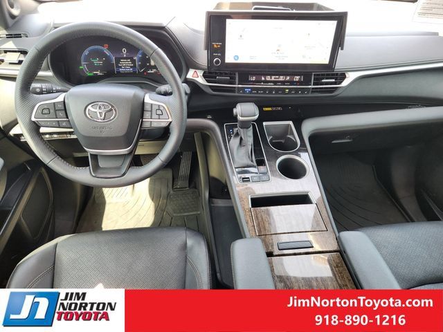 Used 2025 Toyota Sienna Platinum FWD image 27