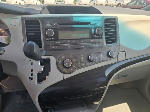 Used 2013 Toyota Sienna L w/ Towing Pkg FWD image 16