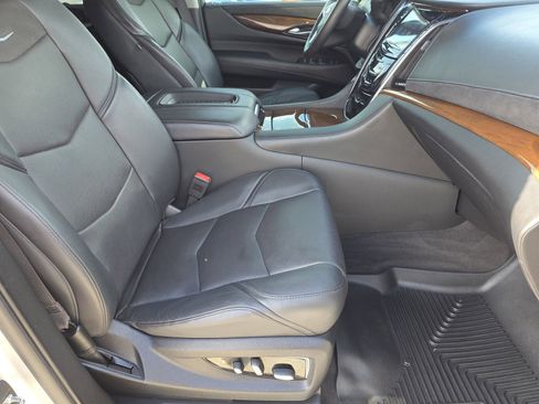 Used 2020 Cadillac Escalade ESV Luxury image 13