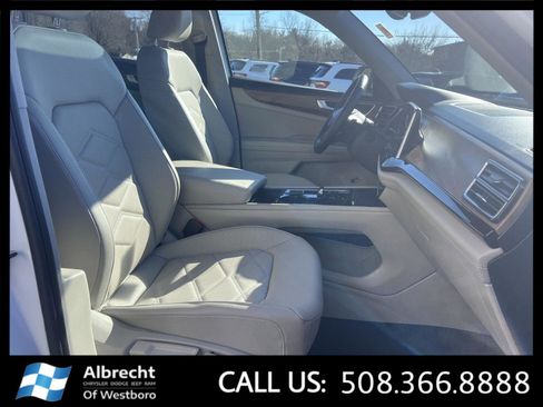 Used 2025 Volkswagen Atlas SE image 21