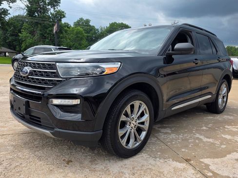 Used 2022 Ford Explorer XLT AWD/4WD image 2