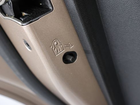 Used 2018 Chevrolet Equinox Premier image 38