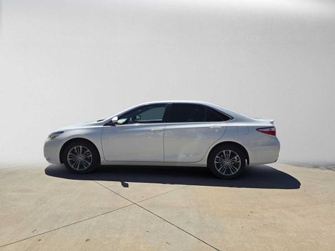 Used 2017 Toyota Camry SE w/ Moonroof Package FWD image 6