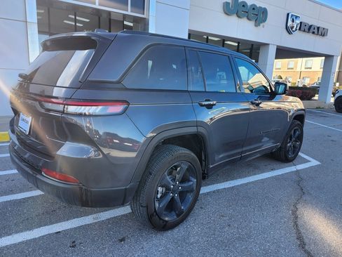 Used 2025 Jeep Grand Cherokee Altitude image 5