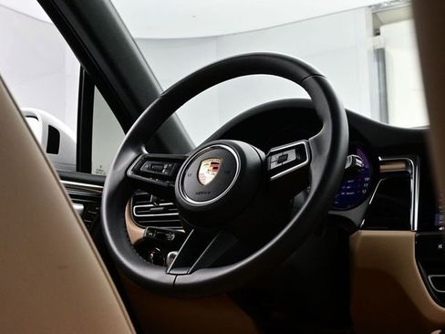 Certified 2025 Porsche Macan AWD/4WD image 21