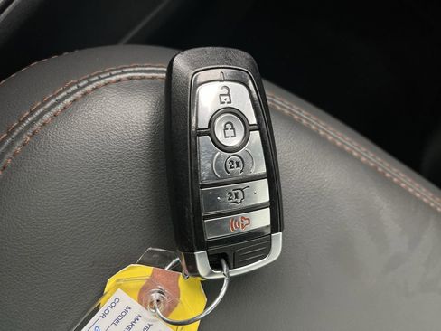 Used 2025 Ford Expedition Active image 32