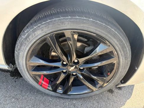 Used 2018 Chevrolet Malibu LT w/ Leather Package FWD image 4