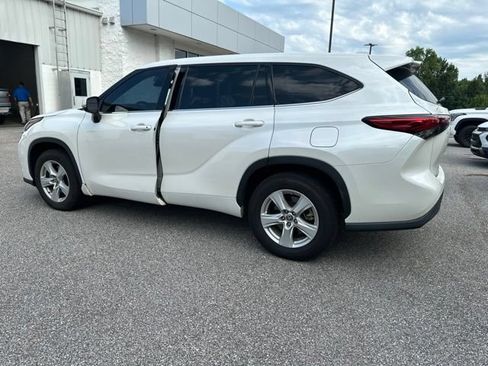 Used 2020 Toyota Highlander L FWD image 3