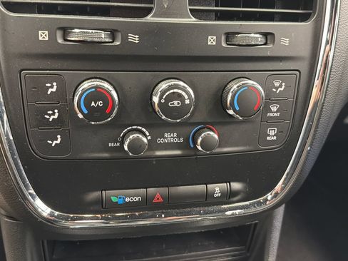 Used 2015 Dodge Grand Caravan SXT w/ Blacktop Package FWD image 26