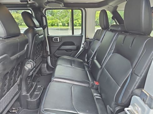 Used 2022 Jeep Wrangler Unlimited Rubicon 4xe w/ Cold Weather Group AWD/4WD image 17